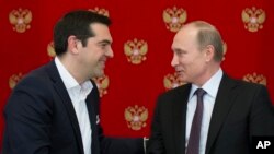 Tổng thống Nga Vladimir Putin (phải) và Thủ tướng Hy Lạp Alexis Tsipras bắt tay sau cuộc họp ở Điện Kremlin, Moscow, Nga, 8/4/2015.