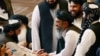 طالبان وفد کے اراکین دوحہ میں افغان حکومتی عہدیداروں سے مصافحہ کر رہے ہیں۔ فائل فوٹو ، رائٹرز بارہ ستمبر دوہزار بیس