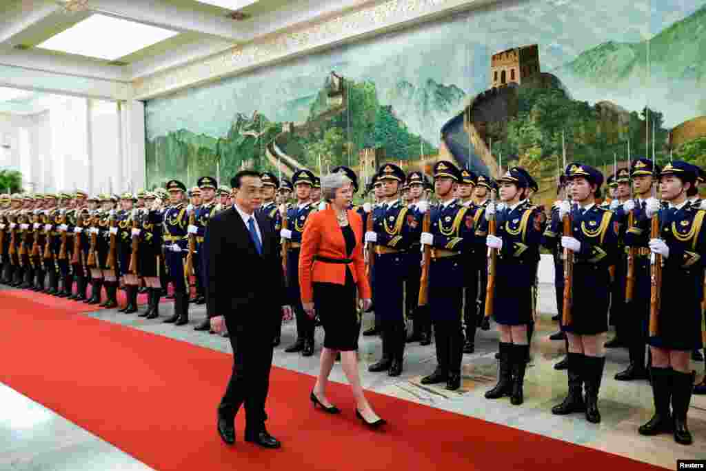 英国首相特蕾莎·梅和中国国务院总理李克强2018年1月31日在北京人民大会堂的欢迎仪式上检阅仪仗队。
