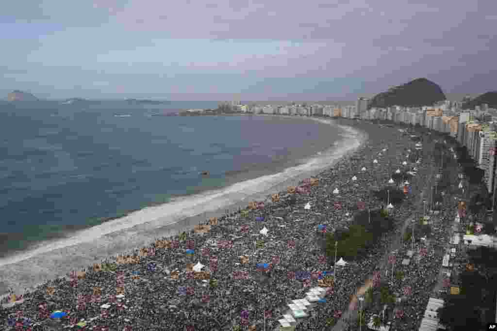 Tín hữu đứng chật bãi biển Copacabana ở Rio de Janeiro trong thánh lễ cuối cùng vào Ngày Giới Trẻ Thế Giới, 28/7. 