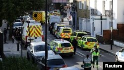 Mobil-mobil polisi berderet di dekat stasiun Parsons Green, London, Inggris, hari Jumat, 15 September 2017. (REUTERS/Kevin Coombs)