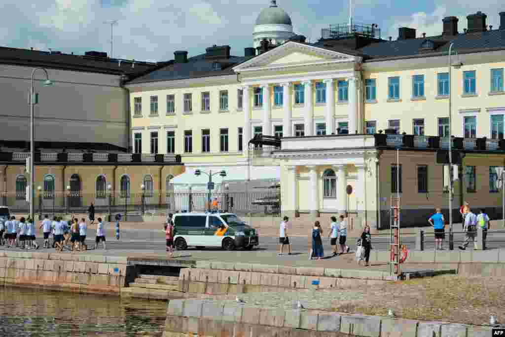 پلیس در مقابل کاخ ریاست جهوری در هلیسنکی فنلاند؛ جایی که احتمالا محل دیدار پرزیدنت ترامپ و پوتین خواهد بود.