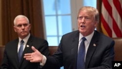도널드 트럼프 미국 대통령(오른쪽)이 9일 백악관에서 군수뇌부와의 회의에 앞서 발언하고 있다. 트럼프 대통령은 최근 시리아에서 발생한 화학무기 공격과 관련해 강력한 대응을 예고했다. 왼쪽은 마이크 펜스 부통령. 