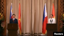 Vietnam's Prime Minister Nguyen Tan Dung (L) talks next to Philippines' President Benigno Aquino during a joint news conference at the Malacanang Presidential Palace in Manila, May 21, 2014.