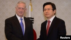 2일 한국을 방문한 제임스 매티스 미국 국방장관(왼쪽)이 서울 정부청사에서 황교안 한국 대통령 권한대행과 만났다.