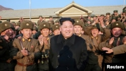Arhiva - Severnokorejski lider Kim Džong Un tokom inspekcije podjedinice u okviru KPA jedinice 1344 na ovoj fotografiji koju je objavila Severnokorejska centralna novinska agencija (KCNA) u Pjongjangu, 9. novembra 2016.