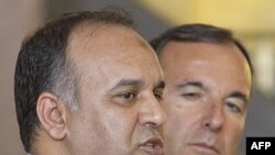 Міністр закордонних справ Італії Франко Фраттіні (праворуч) та заступник голови Перехідної національної ради Лівії Алі аль-Ессаві.