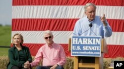 La ex secretaria de Estado, Hillary Clinton asiste junto a su esposo Bill a un evento para recaudar fondos para candidatos demócratas organizado en Iowa por el senador Tom Harkin.