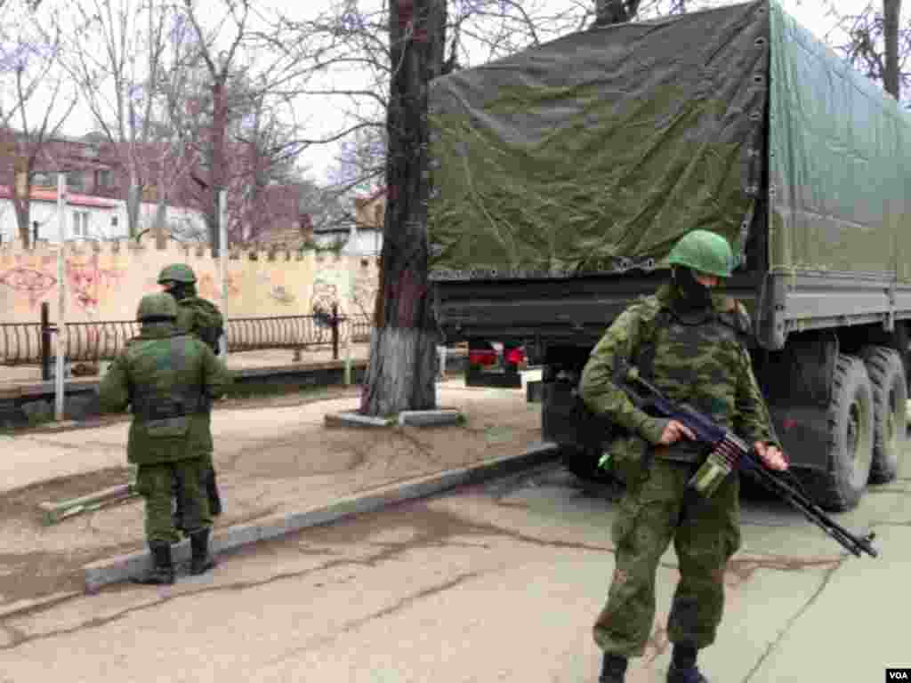 Soldiers without insignia guard buildings in the Crimean capital, a day after the Crimean prime minister called for Russian help, Simferopol, Ukraine, March 2, 2014. (Elizabeth Arrott/VOA).