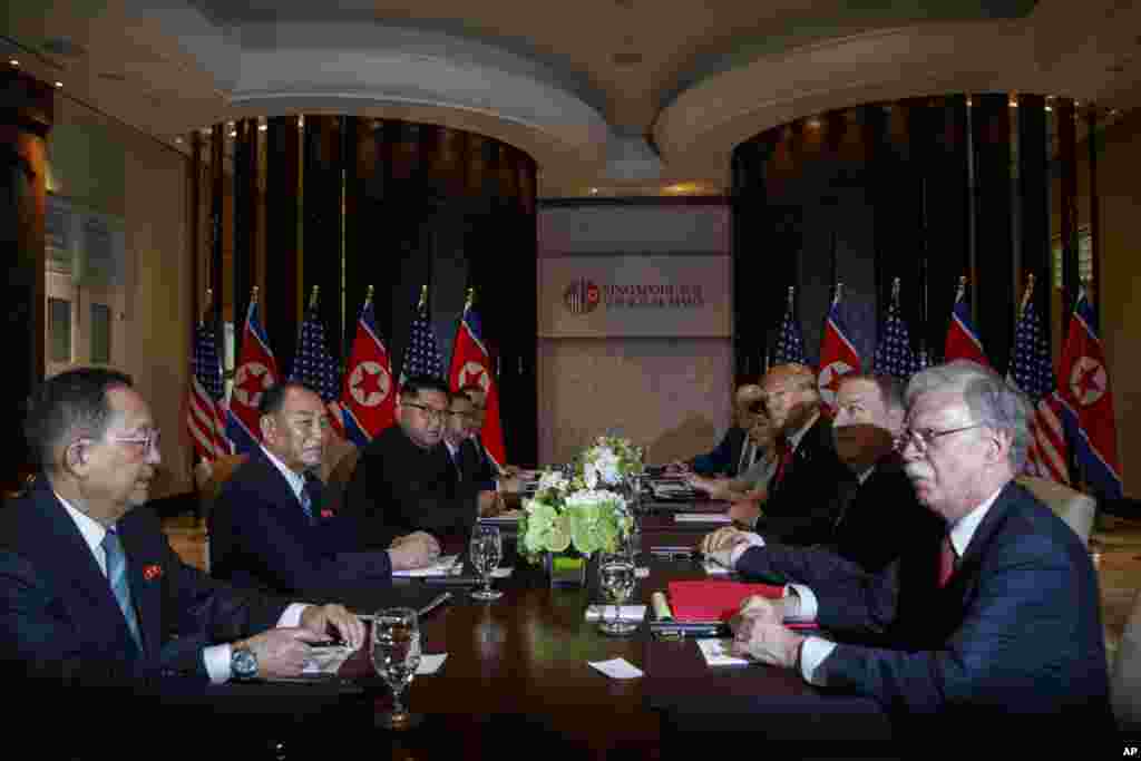 بعد از دیدار پرزیدنت دونالد ترامپ و کیم جونگ اون رهبران آمریکا و کره شمالی، رهبران دو کشور در جلسه دیگری با حضور مشاوران و وزرای دولت&zwnj;های خودشان شرکت کردند. در این دیدار مایک پمپئو وزیر خارجه آمریکا و جان بولتون مشاور امنیت ملی کاخ سفید پرزیدنت ترامپ را همراهی کردند. 