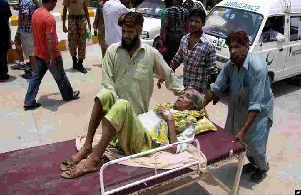 کراچی میں ہیٹ اسٹروک سے متاثرہ ایک خاتون کو اسپتال لایا جا رہا ہے۔