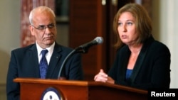 Chief Palestinian negotiator Saeb Erekat, left, and Israel's Justice Minister Tzipi Livni address media after State Department talks, Washington, July 30, 2013.