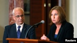 Le négociateur palestinien Saeb Erekat, et la ministre israélienne de la Justice,Tzipi Livni