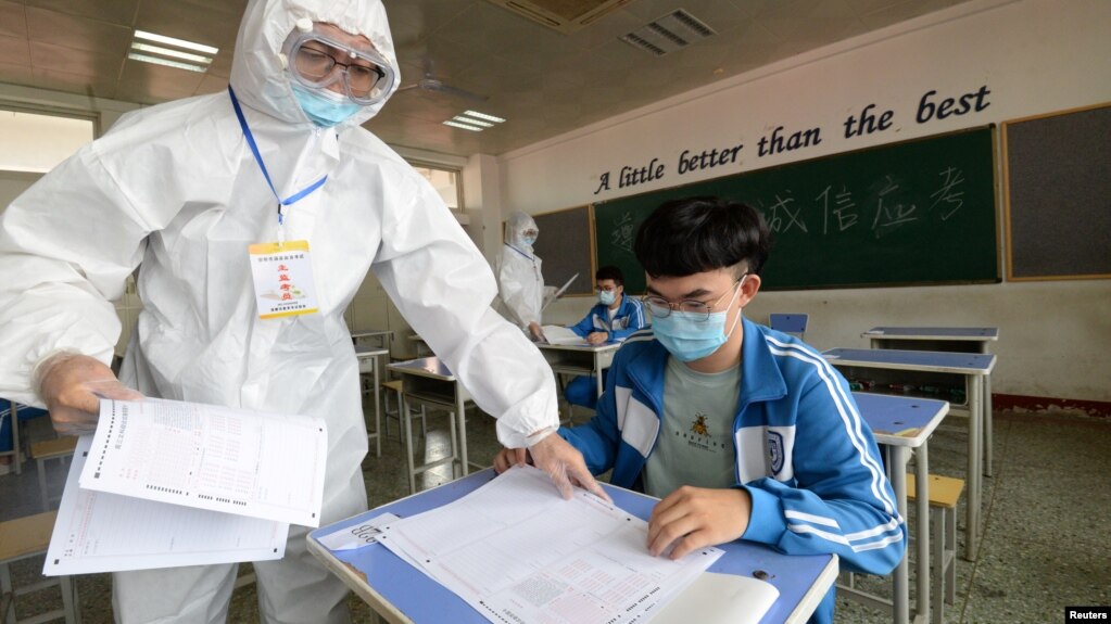 上千万学生参加高考 面临不公平和疫情双重考验