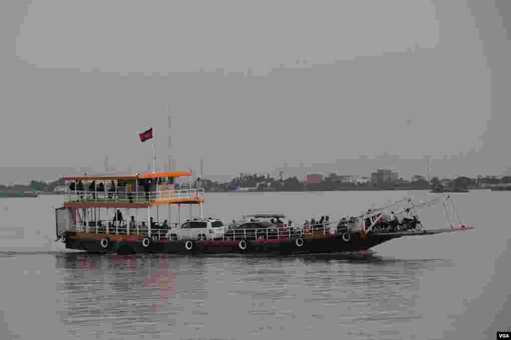 A ferry carrying people across the Mekong River to Akrey Ksatr Commune, Kandal Province. Cambodia, September 27, 2014. (Nov Povleakhena/VOA Khmer)