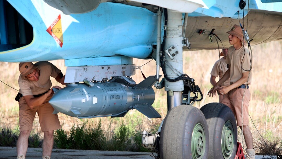 Rossiya harbiy samolyotiga bomba o'rnatilmoqda. Suriya. 3-oktabr 2015-yil