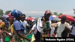 Abarundi bacumbitse mu nkambi ya Mulongwe muri Kongo bahabwa ibikoresho by'ubuhinzi