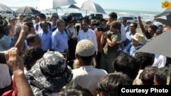 အကြမ်းဖက်မှုတွေ ဖြစ်ပွားရာ ရခိုင်ပြည်နယ်ကို သံတမန်တွေနဲ့ သတင်းသမားတွေ သွားရောက်။ ဓာတ်ပုံ နိုင်ငံတော် အတိုင်ပင်ခံပုဂ္ဂိုလ်ရုံး