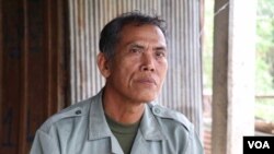 លោក ចិន​ ចយ អាយុ៦៥ឆ្នាំ ជា​ក្រុមប្រឹក្សា​ឃុំ​ចំប៉ី ក្នុង​ស្រុក​បាទី ខេត្ត​តាកែវ មក​ពី​គណបក្ស​សង្រ្គោះជាតិ ដែល​បាន​ចុះ​ចូល​ជាមួយ​គណបក្ស​ប្រជាជនកម្ពុជា ចំ​ពេល​បក្ស​ប្រឆាំង​ប្រឈម​នឹង​ការ​រំលាយ។ (ស៊ុន ណារិន/VOA)