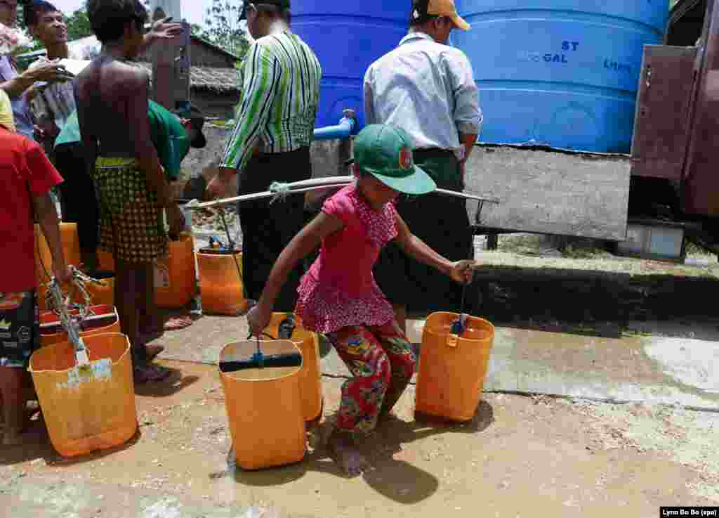 កុមារម្នាក់​លី​អម្រែក​ទឹក​ នៅ​ស្រប​ពេល​មនុស្សម្នា​រង់ចាំ​ទទួល​ទឹក​ស្អាត​ពី​រថយន្ត​ជំនួយ​មួយ​នៅ​ភូមិ Dala ជាយ​ក្រុង Yangon ប្រទេស​មីយ៉ាន់ម៉ា។ ប្រទេស​មីយ៉ាន់ម៉ា​រងគ្រោះ​ដោយសារ​ភាព​រាំង​ស្ងួត និង​កង្វះខាត​ទឹកស្អាត​ទទួលទាន​យ៉ាងណាស់​នៅ​ក្នុង​តំបន់​ចំនួន​ ១០ ដោយសារ​តែ​បាតុភូត​អាកាសធាតុ El Nino។