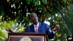 El presidente haitiano Jovenel Moise habla en una conferencia de prensa en el Palacio Nacional en Puerto Príncipe, el martes 15 de octubre de 2019. AP/Rebecca Blackwell.