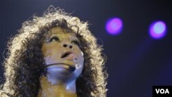 Penyanyi Whitney Houston saat tampil di O2 arena di London dalam rangkaian tour Eropa (foto dok: April 2010).