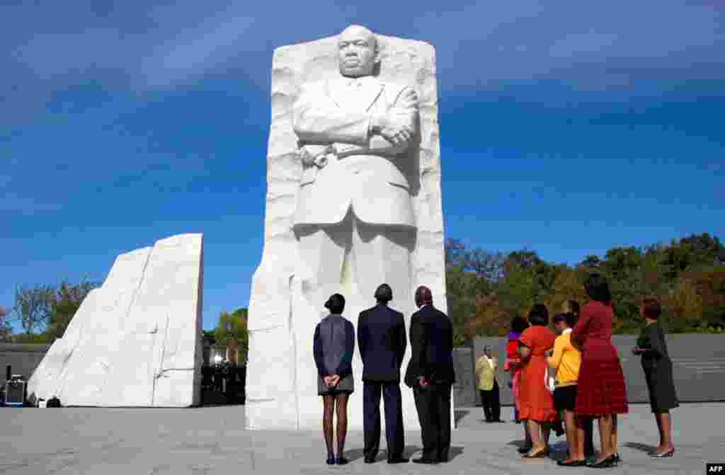 Tổng Thống Barack Obama, con gái Malia Obama, bên trái, và Harry Johnson, Chủ tịch và Giám đốc Điều hành của Quĩ xây dựng tượng đài Martin Luther King Jr. tại Đài Kỷ Niệm này ở Washington. Bên phải là Marion Robinson, Đệ nhất phu nhân Michelle Obama và Sa