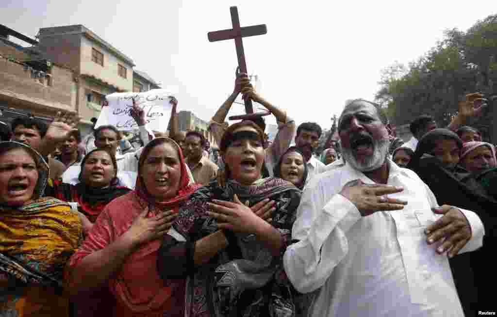 Members of the Pakistani Christian community chant slogans during a protest to condemn Sunday&#39;s suicide attack on a church in Peshawar, Sept. 23, 2013. 