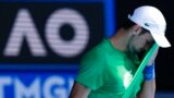 Juara bertahan putra Novak Djokovic dari Serbia berlatih di Margaret Court Arena jelang kejuaraan tenis Australia Terbuka di Melbourne, Australia, 13 Januari 2022. (Foto: AP)