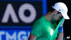 Juara bertahan putra Novak Djokovic dari Serbia berlatih di Margaret Court Arena jelang kejuaraan tenis Australia Terbuka di Melbourne, Australia, 13 Januari 2022. (Foto: AP)