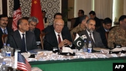 Trong bức ảnh của APP hôm 6/2/2016, Cố vấn An ninh Quốc gia Pakistan Sartaj Aziz (giữa) chủ trì vòng ba của cuộc đàm phán với các đại diện Afghanistan, Mỹ và Trung Quốc tại Islamabad.