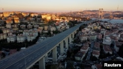 无人机航拍图显示历时两天的禁足令期间空空荡荡的伊斯坦布尔7月15日烈士大桥(原名博斯普鲁斯大桥)。(2020年4月12日)