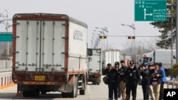 Xe tải của Hàn Quốc quay trở lại sau khi bị từ chối nhập cảnh vào thành phố Kaesong của Bắc Triều Tiên, ngày 3/4/2013.