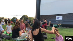 Konser musik tahunan di halaman Library of Congress di Washington DC dihadiri oleh keluarga dan masyarakat AS (Foto: VOA/Made Yoni).