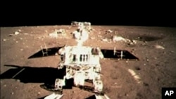 중국이 최초로 발사한 달 탐사 로봇 '옥토끼호'가 지난달 15일 달 표면에 착륙한 직후 지상으로 전송한 사진.