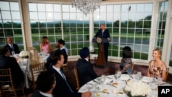 美國總統川普2018年8月7日在新澤西州貝德明斯特的川普高爾夫俱樂部舉行的商業領袖晚宴上發表講話。