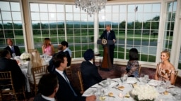 Tổng thống Donald Trump phát biểu trong một cuộc họp dùng bữa tối với các nhà lãnh đạo doanh nghiệp, ngày 7 tháng 8, 2018 tại Câu lạc bộ Golf Quốc gia Trump ở Bedminster, bang New Jersey.