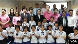 ထိုင်းကျောင်းတက်နေတဲ့ မြန်မာကလေးတွေတရားဝင်အထောက်အထားလက်မှတ်တွေရရှိခဲ့ပုံ- (VOA)