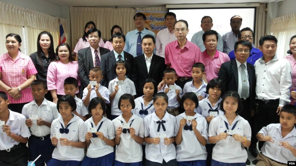 ထိုင္းေက်ာင္းတက္ေနတဲ့ ျမန္မာကေလးေတြတရား၀င္အေထာက္အထားလက္မွတ္ေတြရရွိခဲ့ပံု- (VOA)