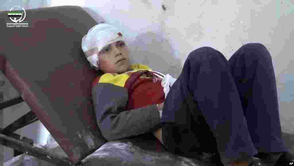 بهبود یک کودک سوری که در حمله هوایی در یک دهکده در شمال در سوریه مجروح شد. در این حمله ۲۰ نفر کشته و ۵۰ نفر دیگر مجروح شده اند. اکثریت کشته شدگان کودک بودند.