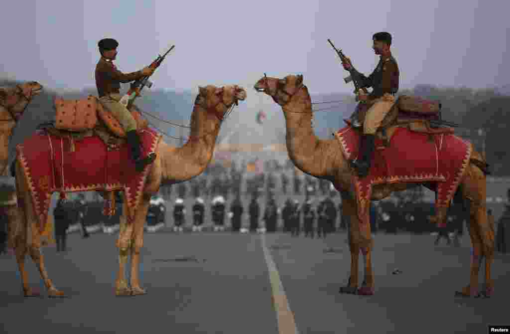 India&#39;s Border Security Force (BSF) soldiers ride their camels during a rehearsal for the &#39;Beating the Retreat&#39; ceremony in New Delhi, India, Jan. 24, 2014. 