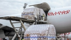 中国运往埃塞俄比亚包括口罩、试剂盒和防护用品在内的600万件抗疫物资抵达亚的斯亚贝巴机场。（2020年3月22日）