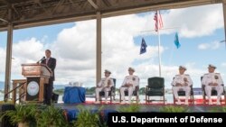 27일 하와이 미군 태평양사령부에서 애슈턴 카터 국방장관(왼쪽)이 참석한 가운데, 해리 해리스 신임 사령관(왼쪽 2번째)의 취임식이 열렸다.