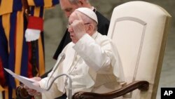Le pape François prononce son discours dans la salle Paul VI du Vatican lors de son audience générale hebdomadaire, le 1er août 2018.