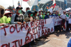 Warga Winong Cilacap dan mahasiswa, melakukan demonstrasi pada 30 Agustus 2019, menolak pembangunan PLTU. (Foto: Courtesy/LBH Yogya)