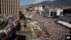 Para pengunjuk rasa anti-pemerintah berdemonstrasi menuntut pengunduran diri Presiden Nicolas Maduro, di Caracas, Venezuela, 2 Februari 2019. 
