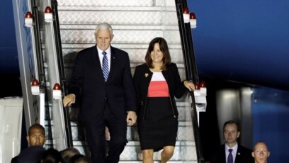 Phó Tổng thống Mỹ Mike Pence và phu nhân đến Singapore