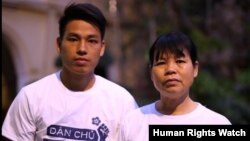 Nhà vận động dân chủ và quyền đất đai Cấn Thị Thêu (phải) và con trai Trịnh Bá Tư sẽ bị đưa ra xét xử ngày 5/5 với cáo buộc "tuyên truyền chống phá nhà nước" theo điều 117 Bộ luật Hình sự.