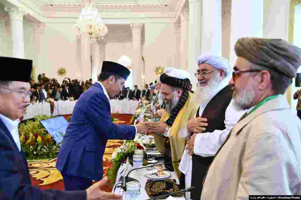 جوکو ویدودو، رئیس جمهور اندونیزیا، در حالی احوال پرسی با شرکت کنندگان این نشست 