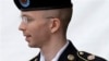 2013年7月，美国陆军上等兵曼宁在被判决泄密罪成立后被带离法庭。